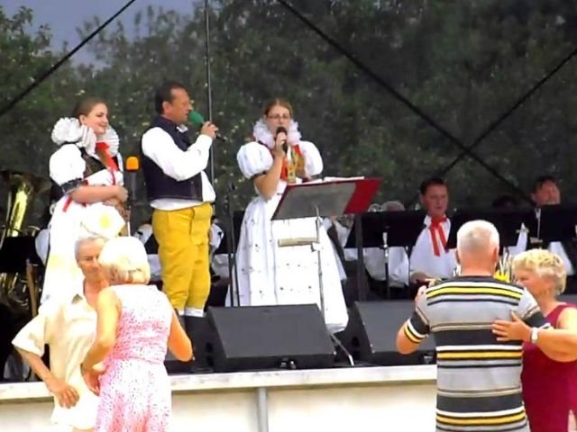 Tančící návštěvníci před pódiem