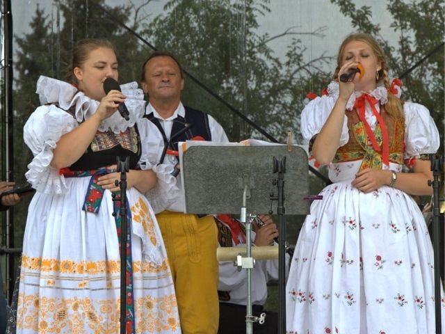 Zpěvačky v krojích na festivalu